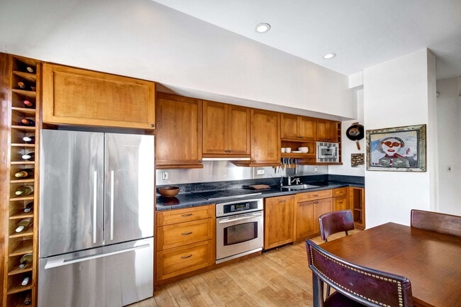 Building Photo - 109 N Sycamore Ave