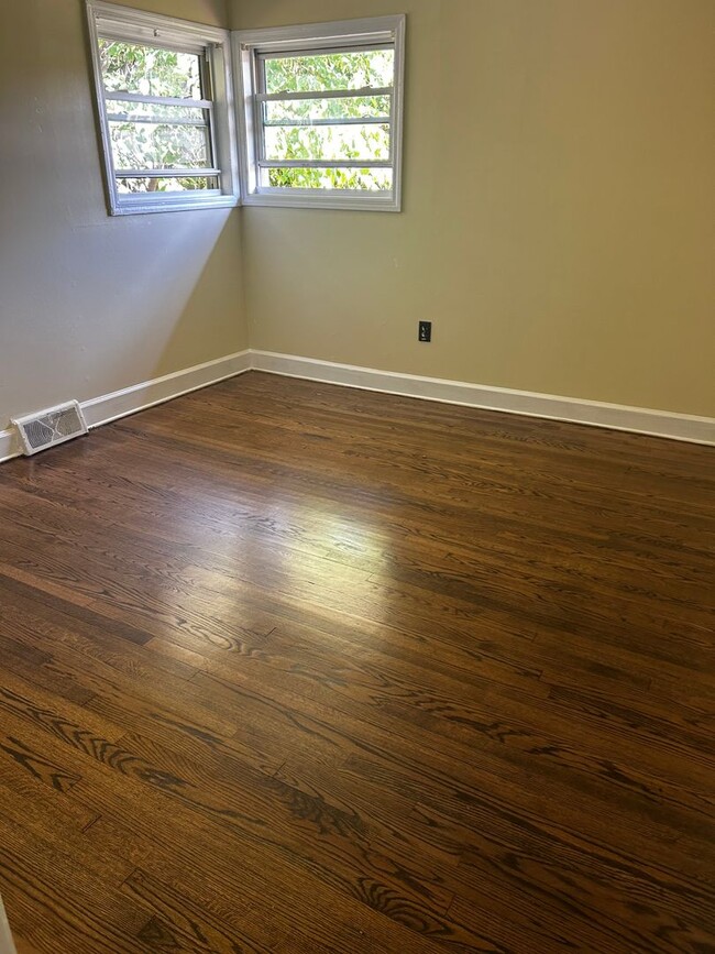 Building Photo - 3 Bedroom 1 bathroom Renovated! 5 minutes ...