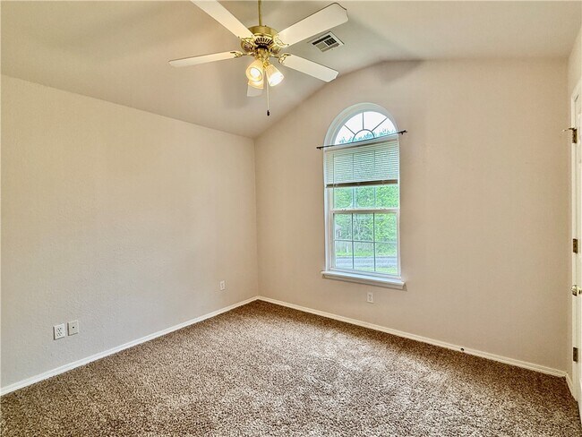 Building Photo - 15 Pennine Ln