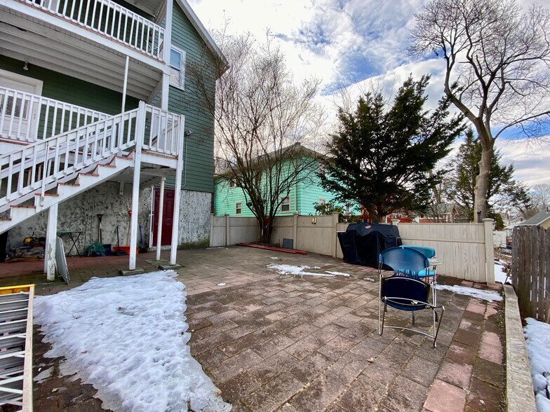Building Photo - 98 Whitford St