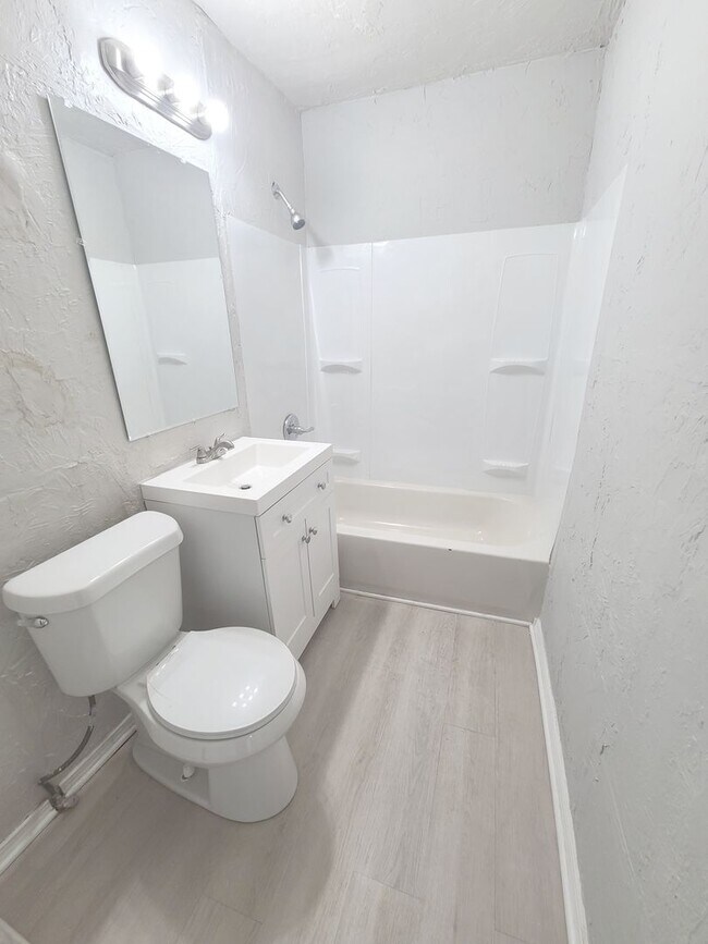Building Photo - 2 Bed/1 Bath in historic duplex close to T...
