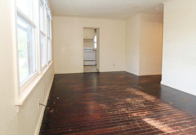 Building Photo - 613 Reagan St