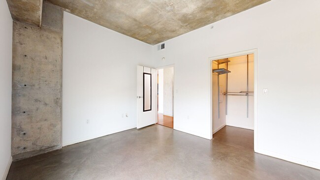 Building Photo - Beautiful condo in Jack London Square!