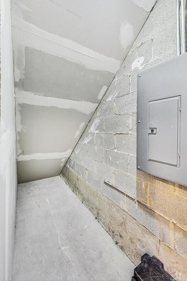 Building Photo - 2002 W Coulter St