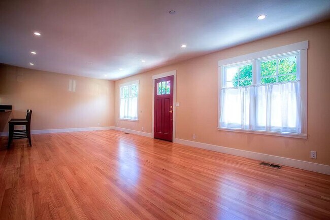 Building Photo - Beautiful 2 Bed 2 Bath Duplex with A/C