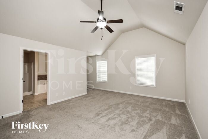 Building Photo - 448 Louise Way