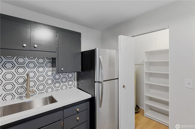 Building Photo - 1425 S Puget Dr