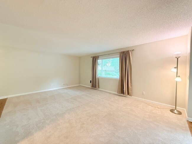 Building Photo - Super Cute 2 Bedroom Condo in Tigard!!! Water, Sewer and Garbage Included!!!