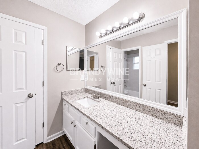 Building Photo - 11067 Barbizon Cir W