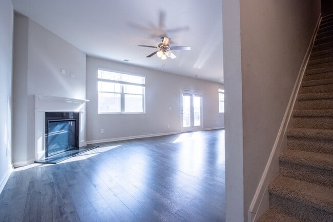 Building Photo - 325 Park W Blvd