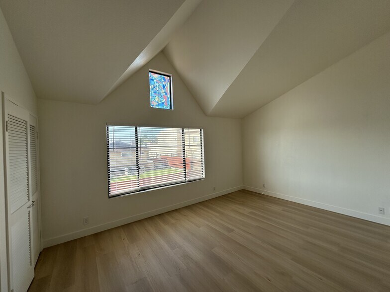 Building Photo - 2336 Walmar Ln