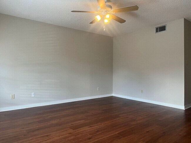 Building Photo - 600C