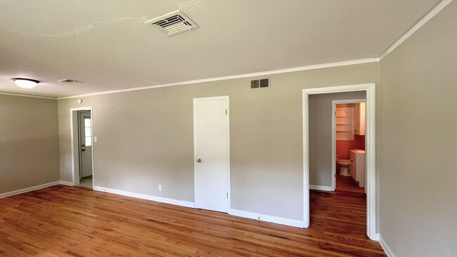 Building Photo - Hello Gorgeous !! 3- bedroom just waiting ...