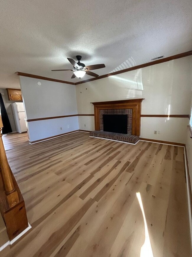 Building Photo - 10 Crescent Ln