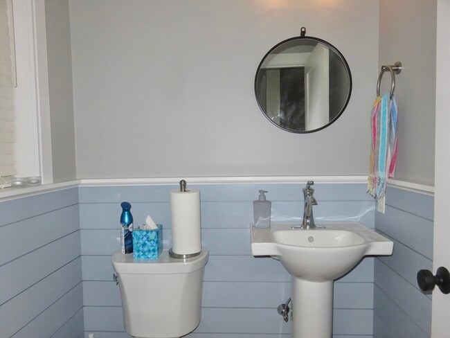 Building Photo - 32 Gale St