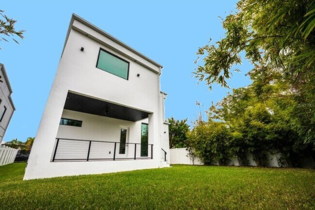 Building Photo - 3010 W Trilby Ave