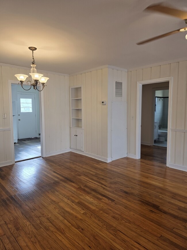 Building Photo - 615 Pine Dr