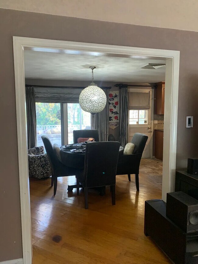 Building Photo - 19 Pine St