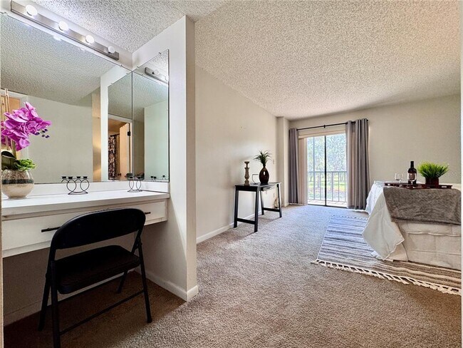 Building Photo - 2700 Cove Cay Dr