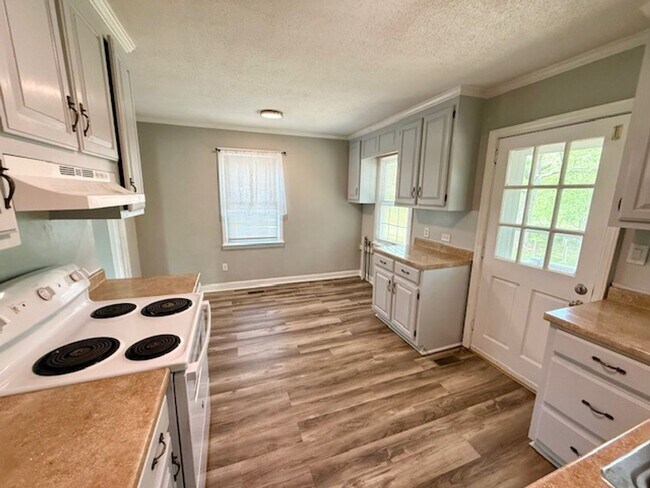 Building Photo - 2 Bedroom Home in Burlington with Hard Surface Flooring & Covered Porch