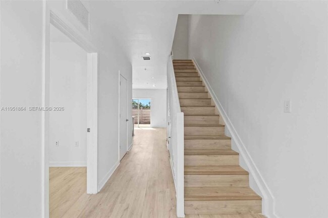 Building Photo - 170 NW 158 St #8 Miami, FL 33169