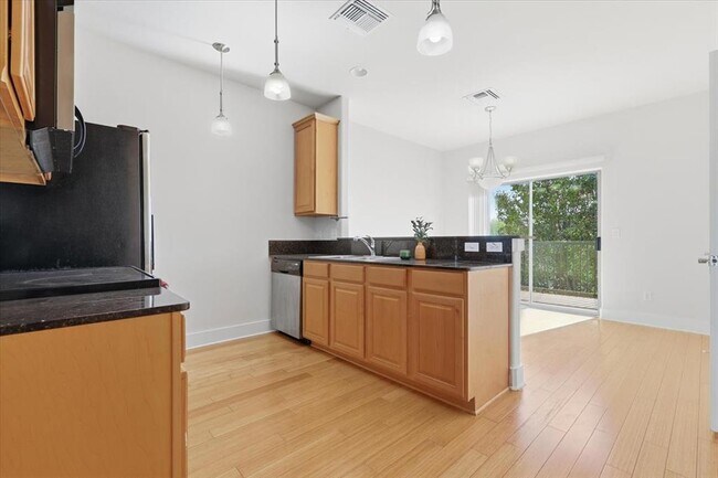 Building Photo - 13420 Lyndhurst St