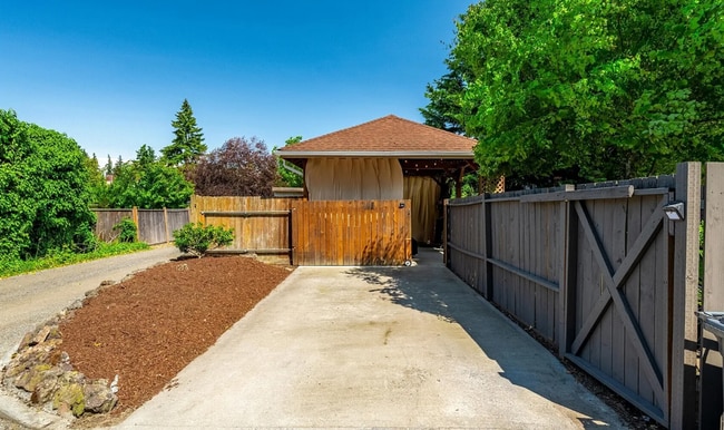 Building Photo - Charming updated 1920s 3BD 3BA