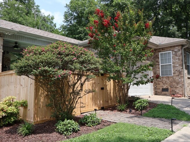 Building Photo - 829 Ridgetop Dr