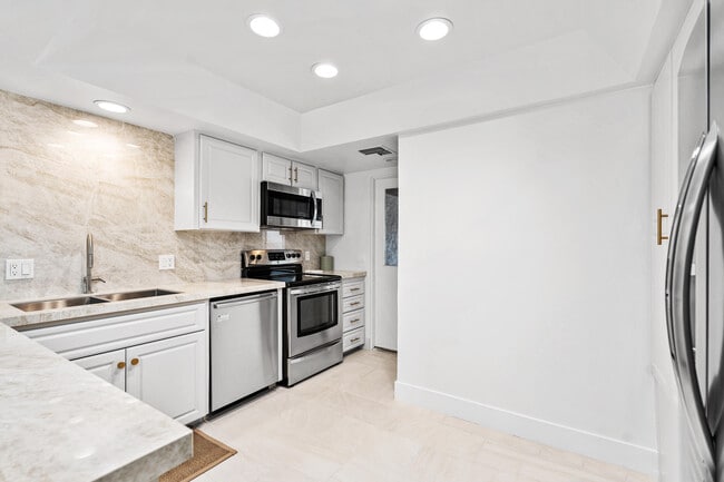 Building Photo - 48885 Mariposa Dr