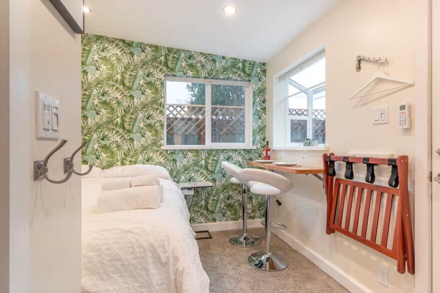 Building Photo - 3924 SE Grant Ct