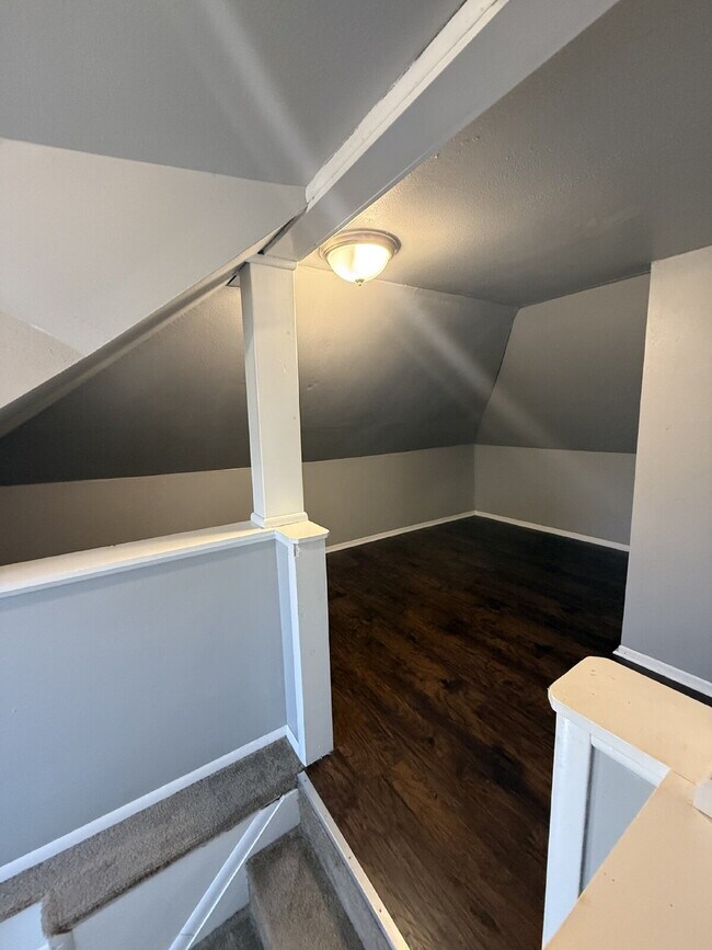 Building Photo - Charming 2 Bedroom 1 Bathroom with small b...