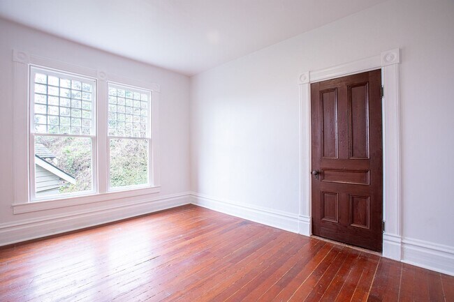 Building Photo - 1940-1946-1946 SW Market St Dr