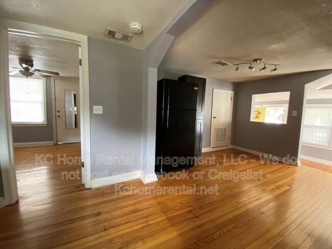 Building Photo - 406 W 77th St