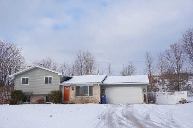 Building Photo - 10571 Center Rd