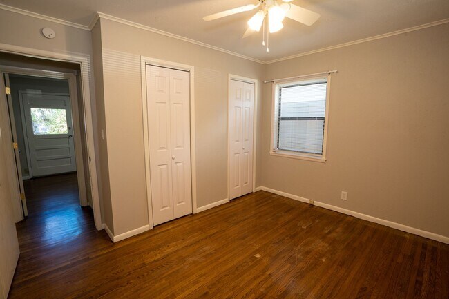 Building Photo - 3 Bed 1 Bath MIDTOWN home!!