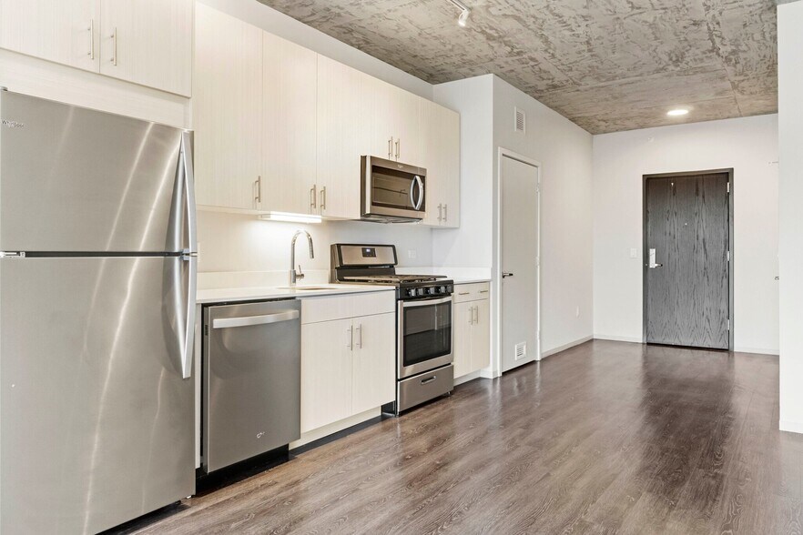 Building Photo - 643 S Clark St