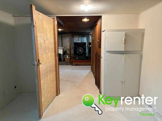 Building Photo - One of a Kind Craftsman House in Tacoma!