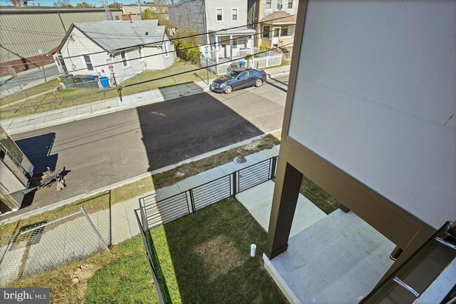 Building Photo - 4421 Kane Pl NE