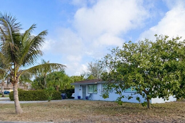 Building Photo - 855 Date Palm Dr