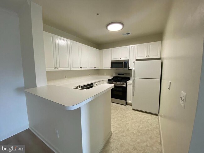 Building Photo - 7000 Falls Reach Dr