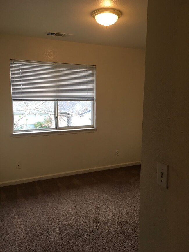 Building Photo - 819 Cally Ct