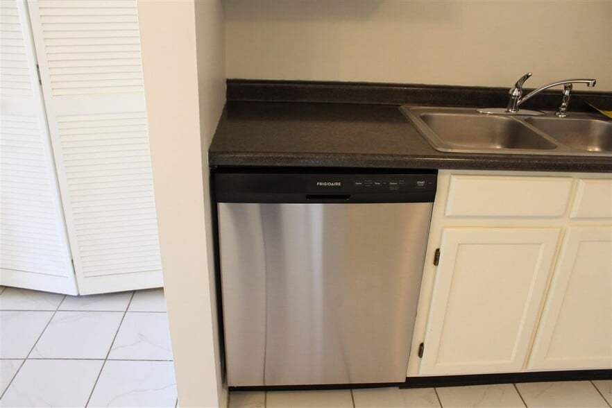 Building Photo - 50 Brookside Dr