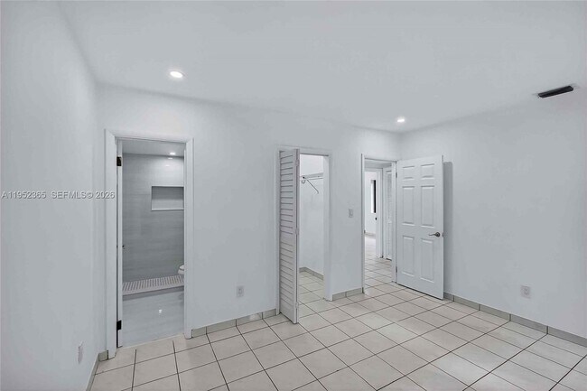 Building Photo - 524 NE 160th Terrace