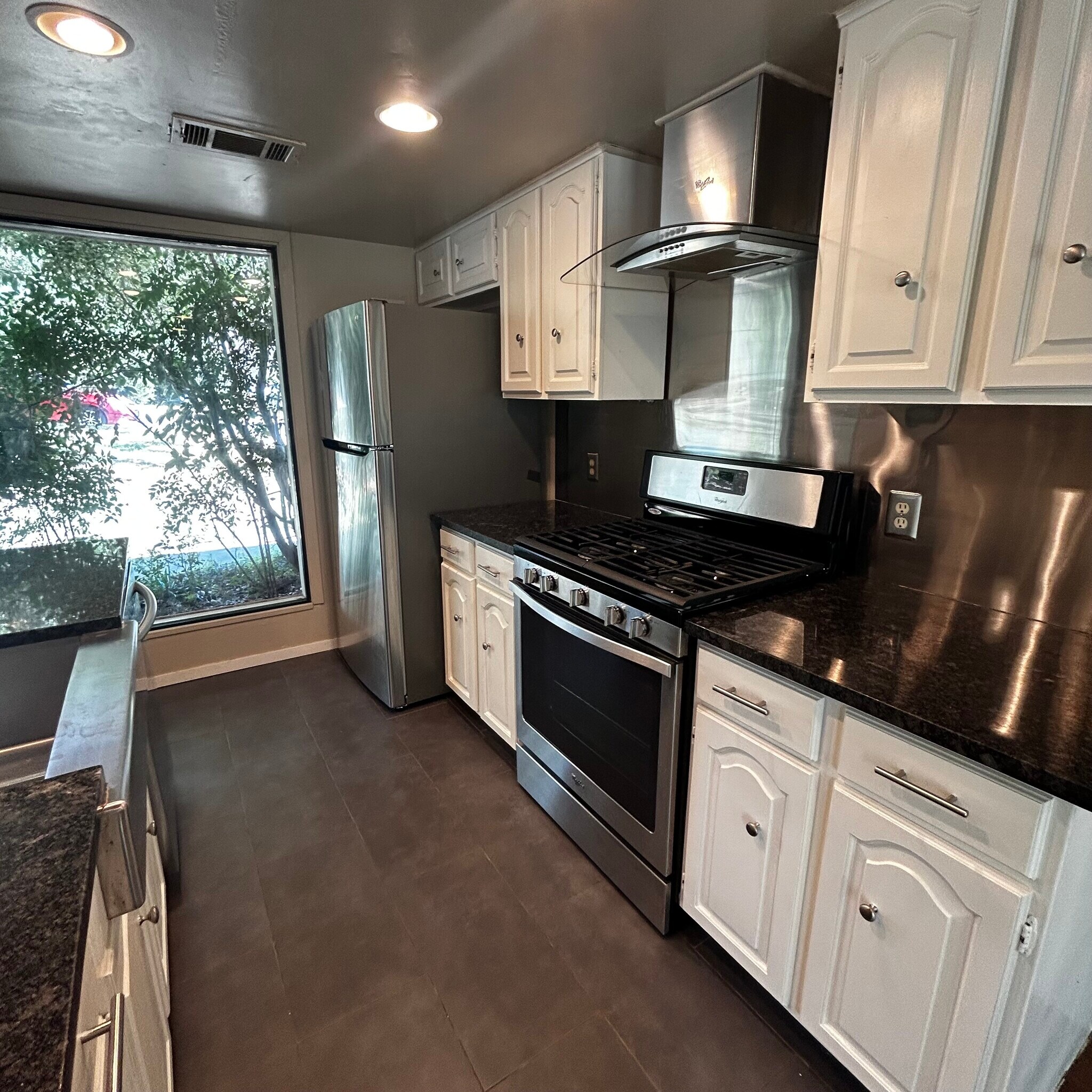 Building Photo - 3901 Knollwood Dr