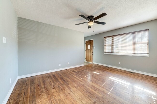 Building Photo - 3633 Shores Dr