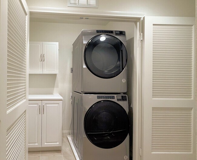 Building Photo - 251 Mission Villas Rd