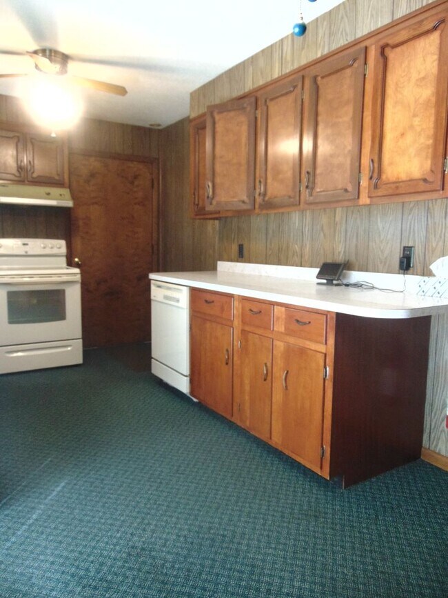 Building Photo - Fayette Family Farm House!