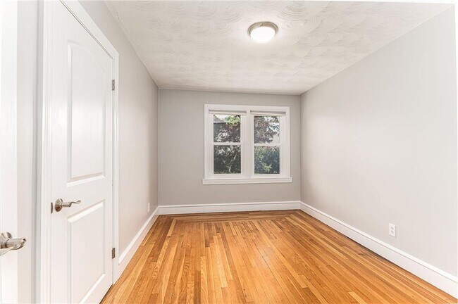 Building Photo - 76 Crossland Rd