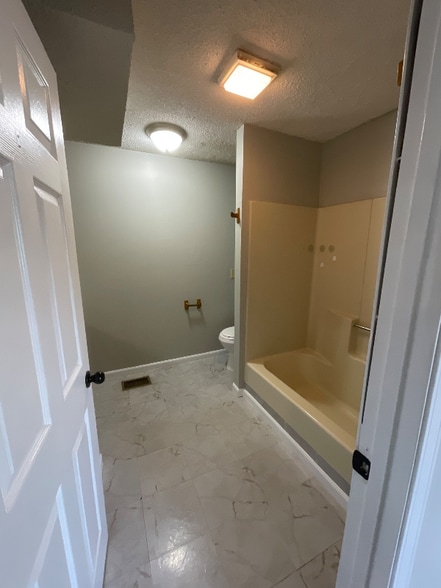 Building Photo - 206 Knoll Dr