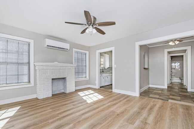 Building Photo - 4215 SW 11th Ave